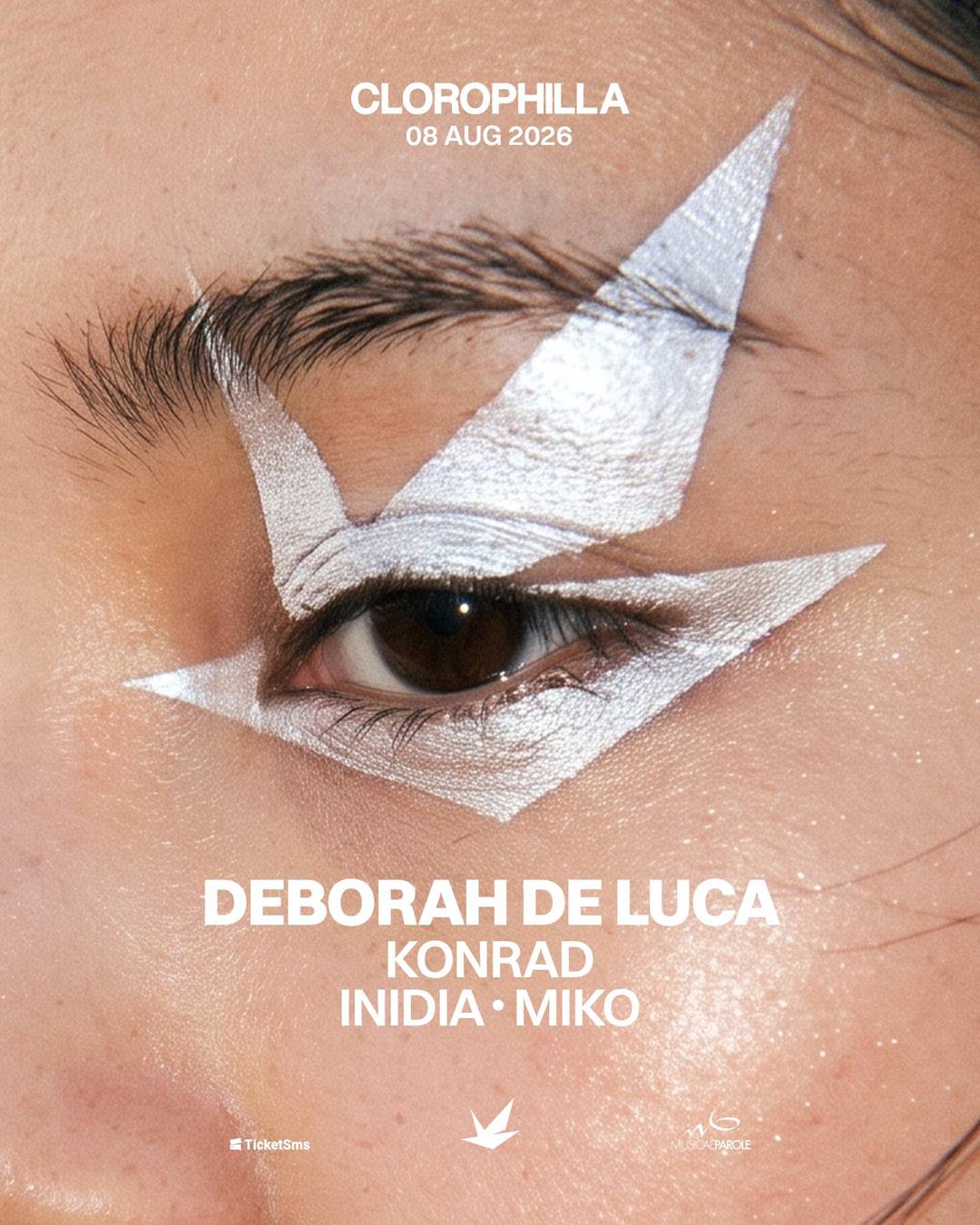 Poster dell’8 agosto: un occhio in primo piano con una scheggia bianca dipinta sopra.