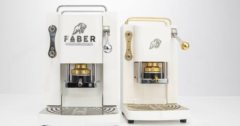 Due macchine Faber affiancate, una crema e acciaio, una crema e ottone.